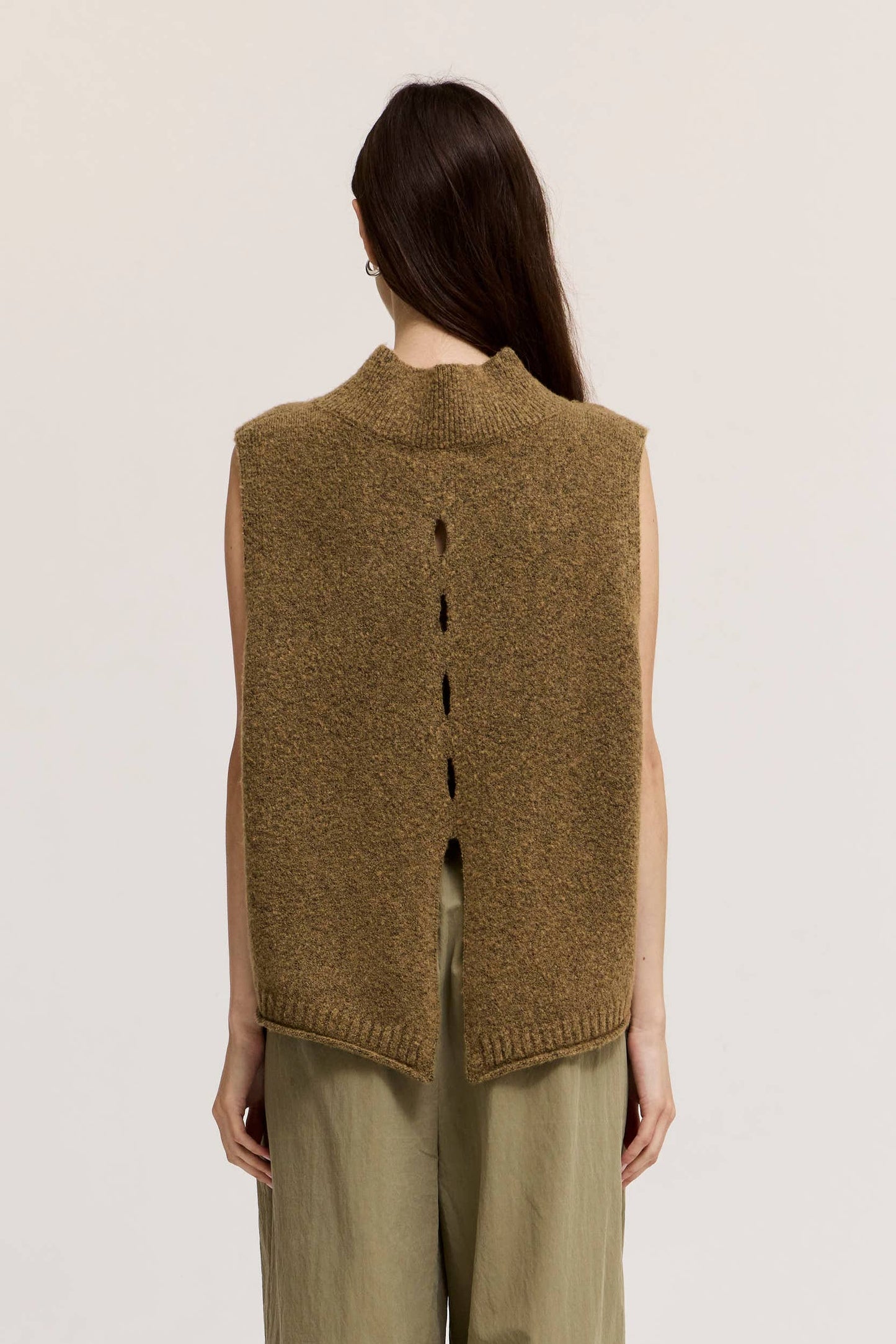 42367 - GILET IN MAGLIA CON SPACCHI: CAMMELLO / Contemporaneo / L