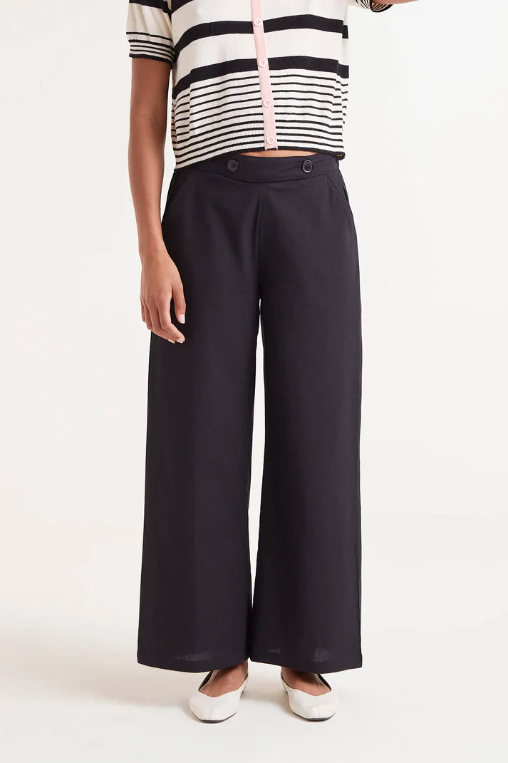 Pantaloni dritti con bottoni neri