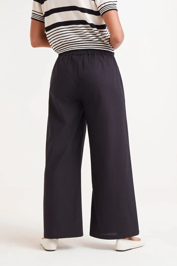 Pantaloni dritti con bottoni neri