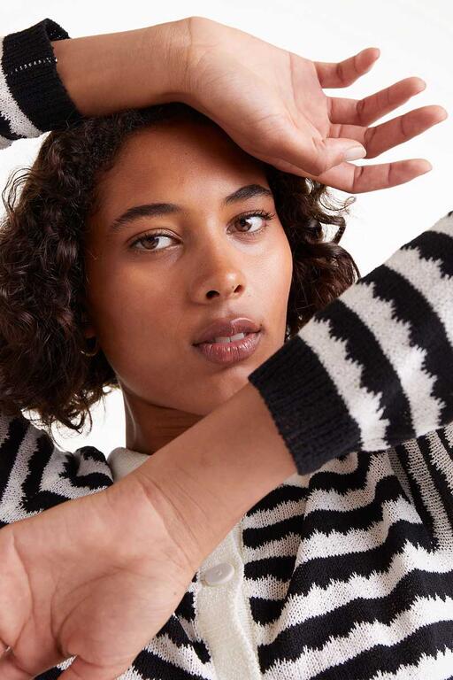 Cardigan a collo alto a righe nere