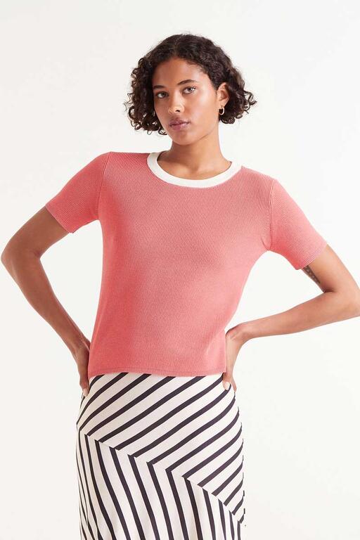 Top in maglia rosa a maniche corte