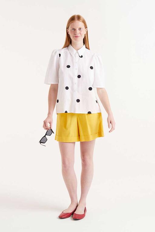 Camicia a maniche corte con stampa a pois neri