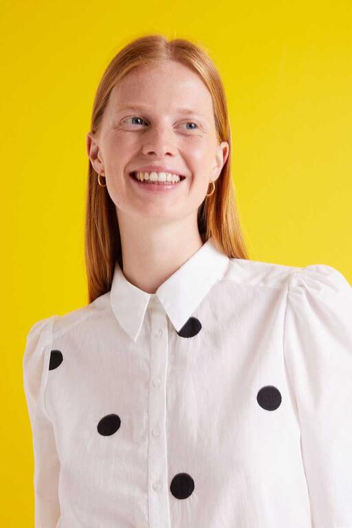 Camicia a maniche corte con stampa a pois neri