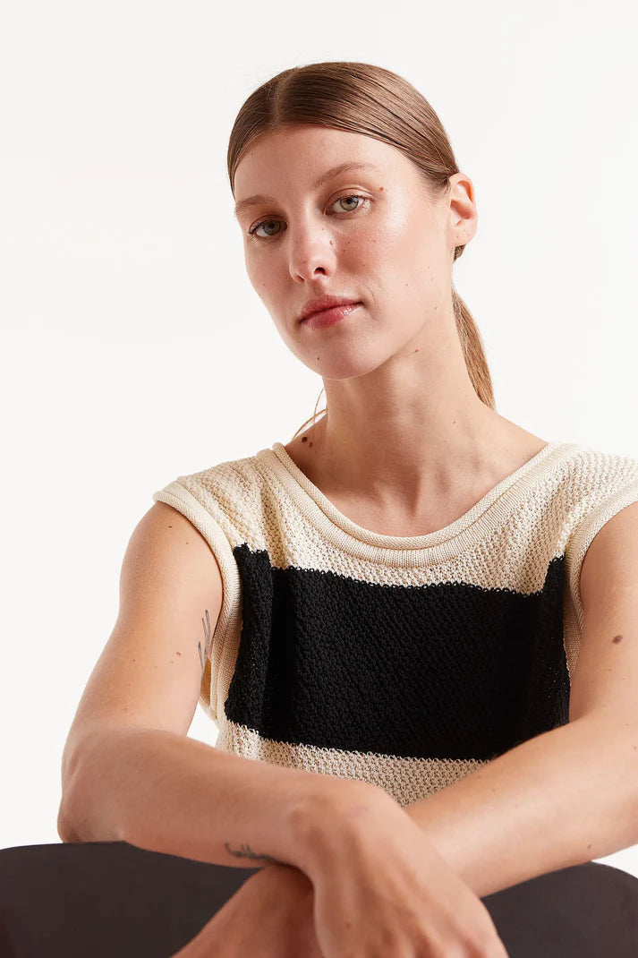 Top in maglia a righe nere