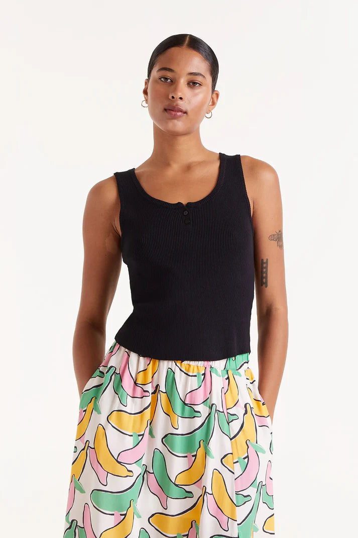 Maglia nera con bottoni