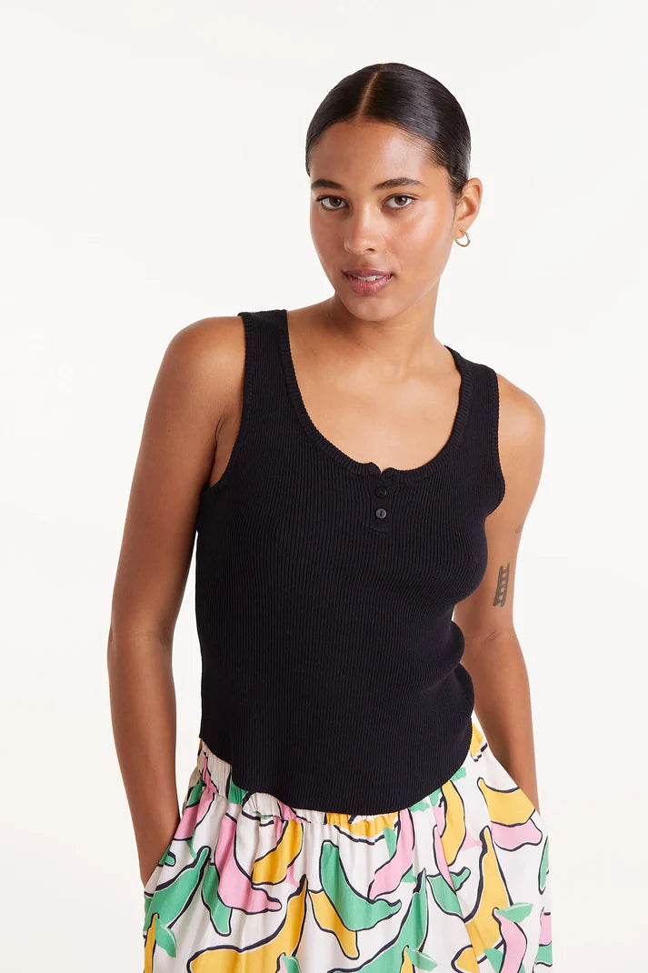 Maglia nera con bottoni