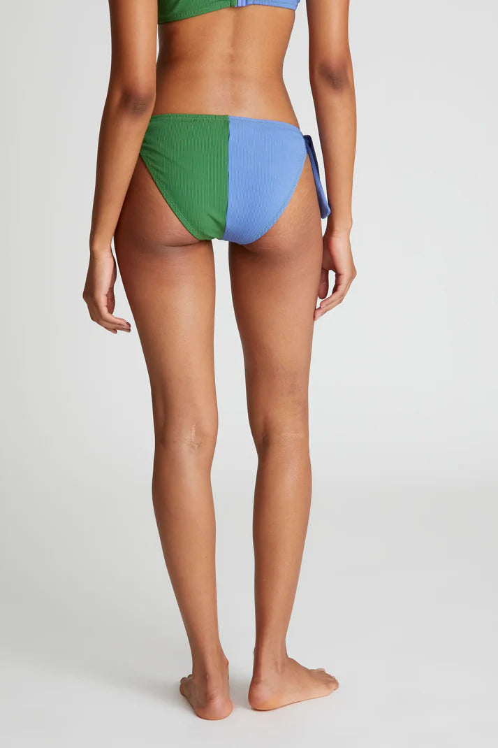 Slip bikini bicolore verde con fiocco