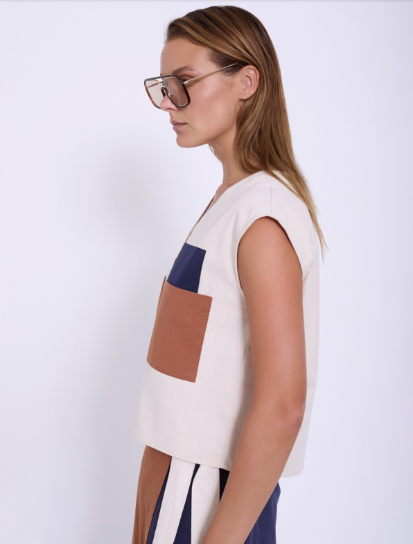 Camicetta con tasche patch a contrasto