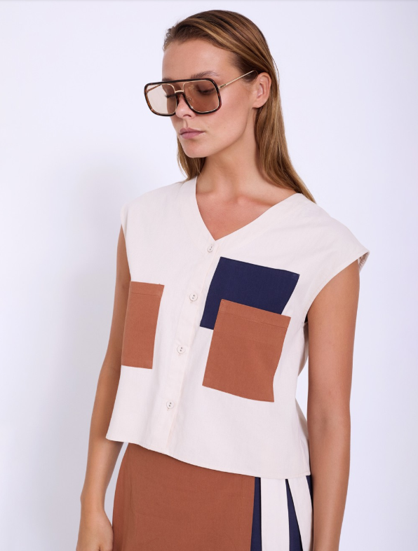 Camicetta con tasche patch a contrasto