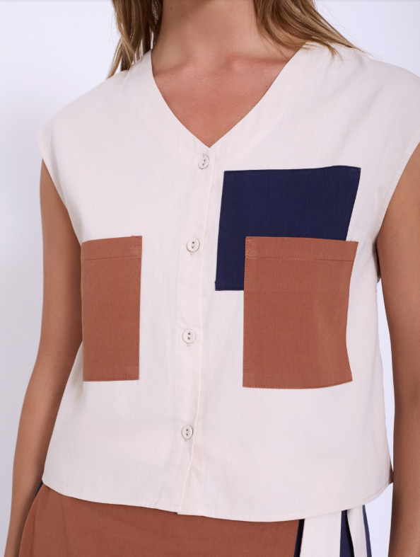 Camicetta con tasche patch a contrasto