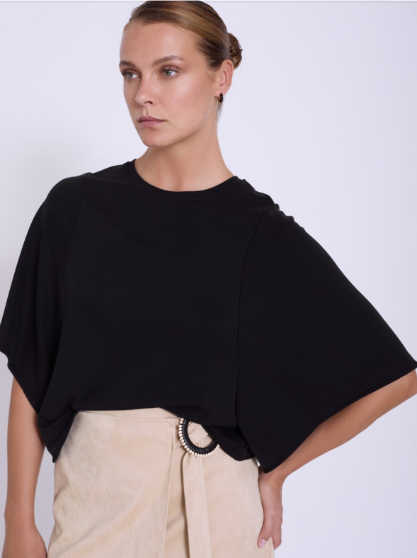 T-shirt over manica a pipistrello