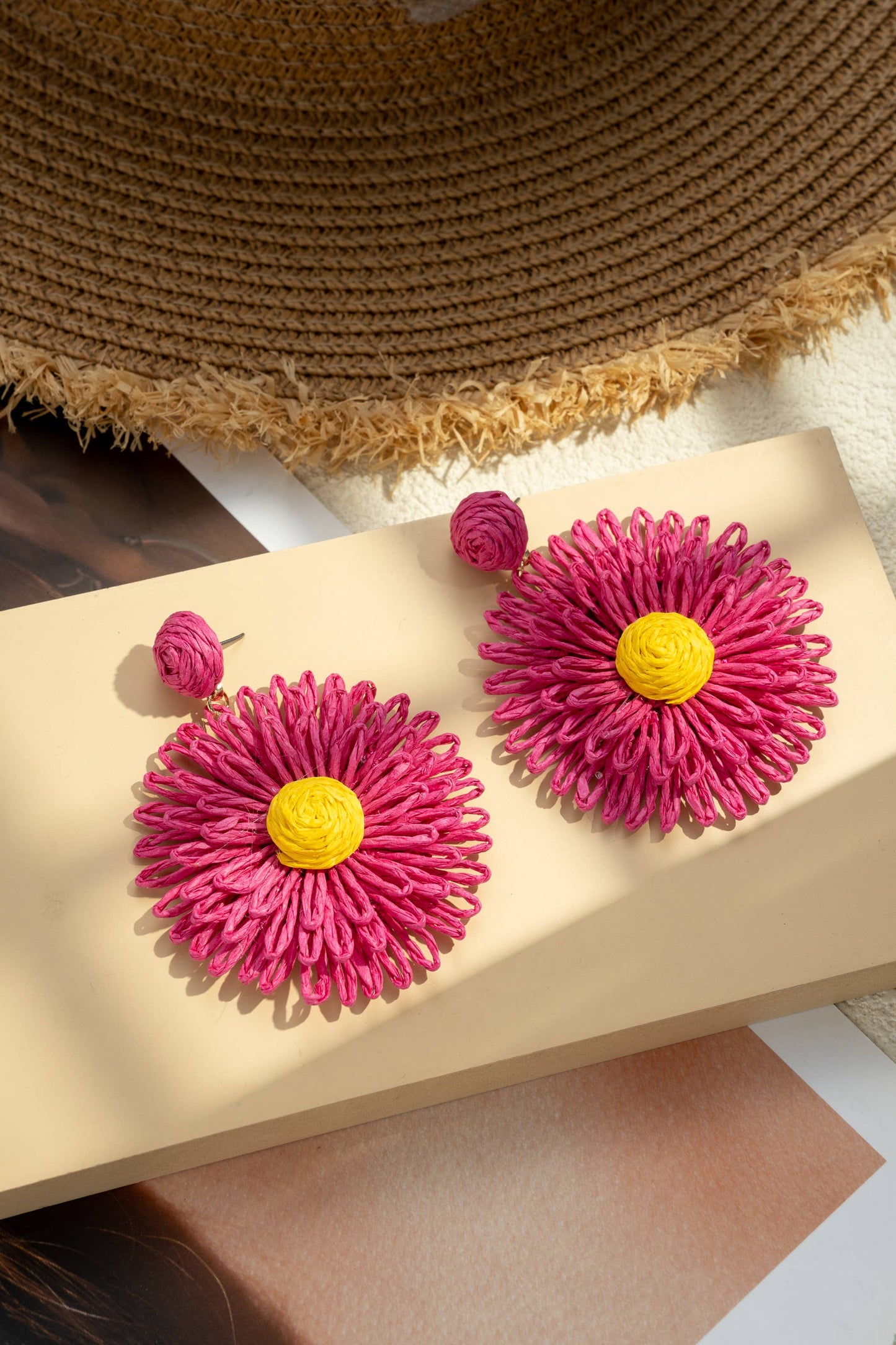 Confezione da 5 paia di orecchini a forma di fiore colorati con perni in acciaio