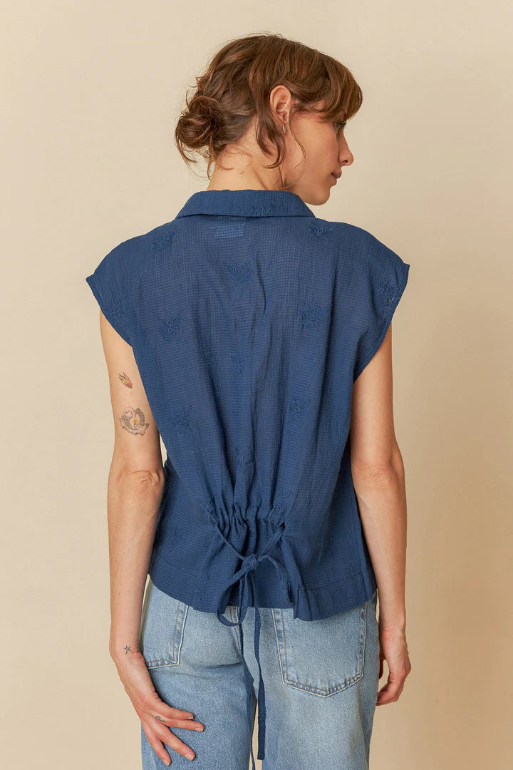 Camicetta smanicata con ricami indigo blue