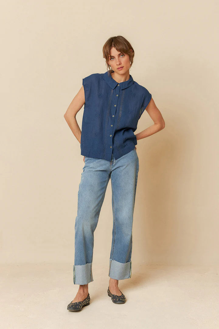 Camicetta smanicata con ricami indigo blue