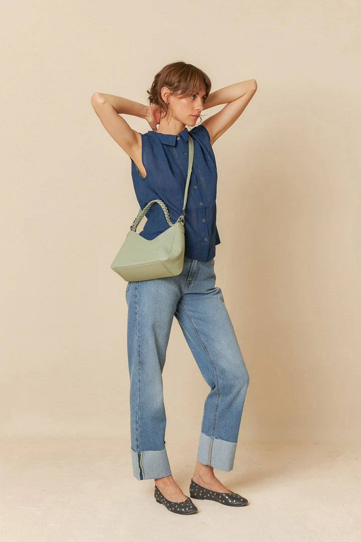 Camicetta smanicata con ricami indigo blue