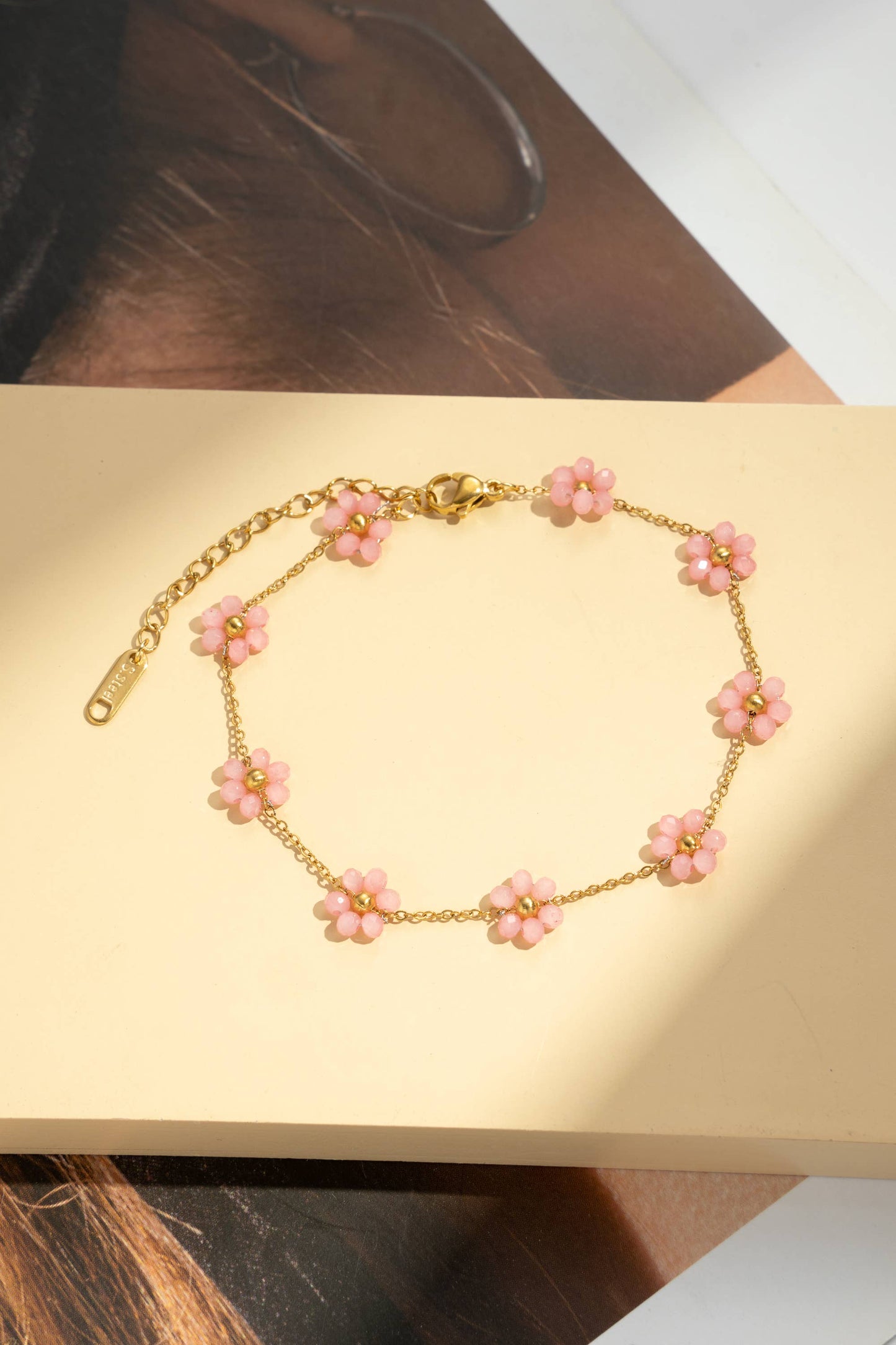 Confezione da 8 cavigliere con fiori dorati e perle colorate