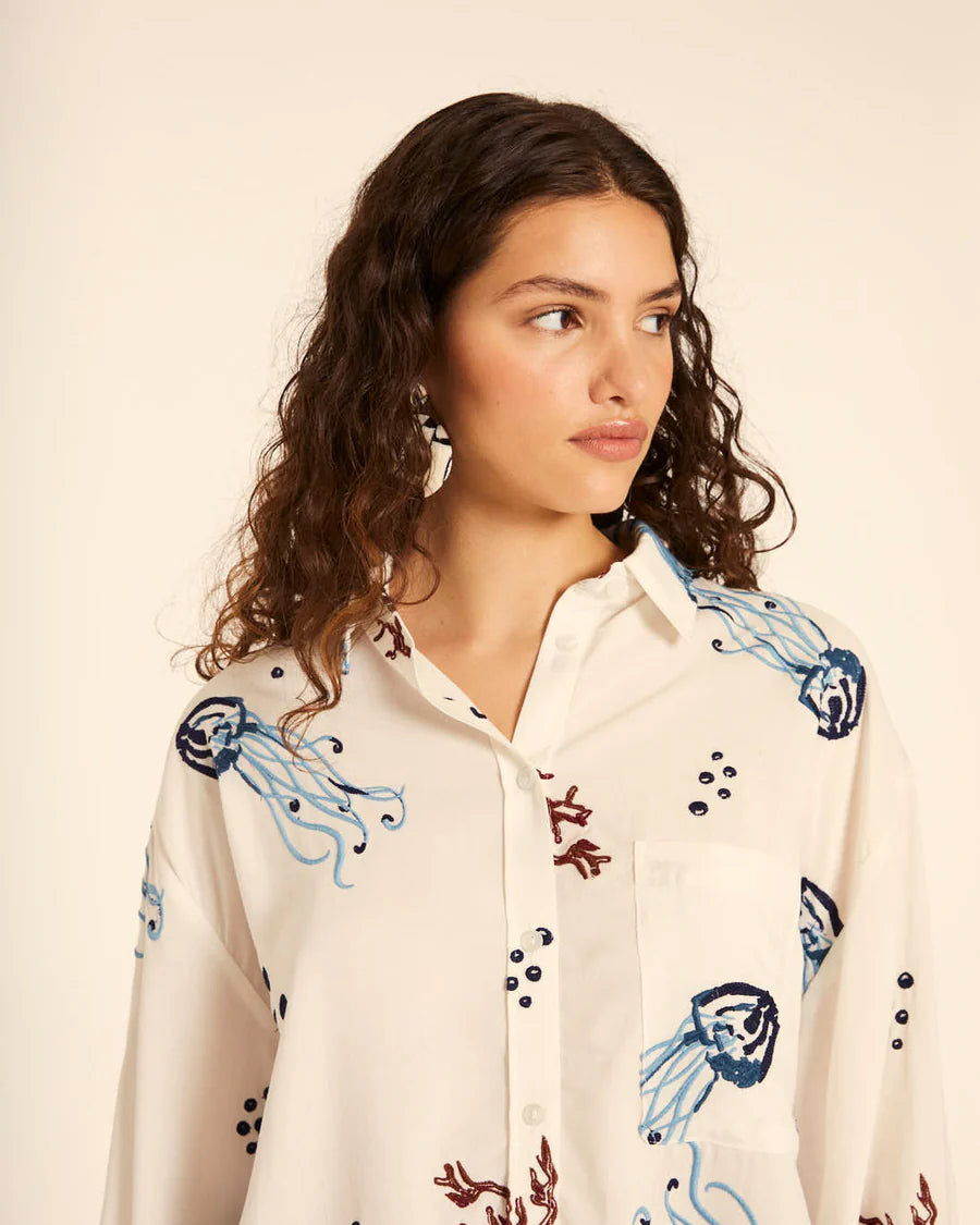 Camicia ricamata con meduse