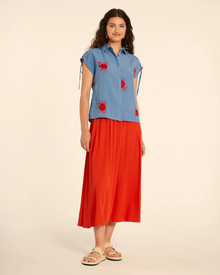 Camicia blu ricamata con granchi
