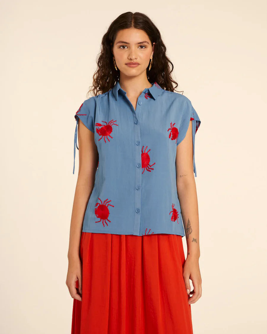 Camicia blu ricamata con granchi
