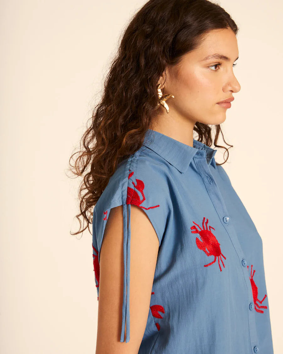 Camicia blu ricamata con granchi