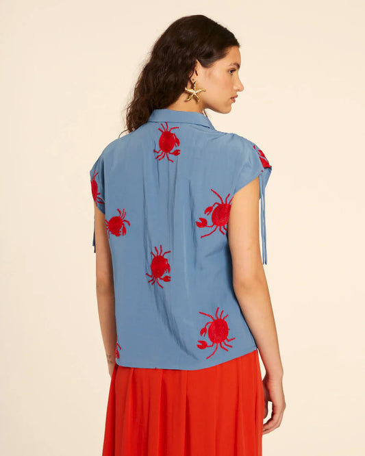 Camicia blu ricamata con granchi