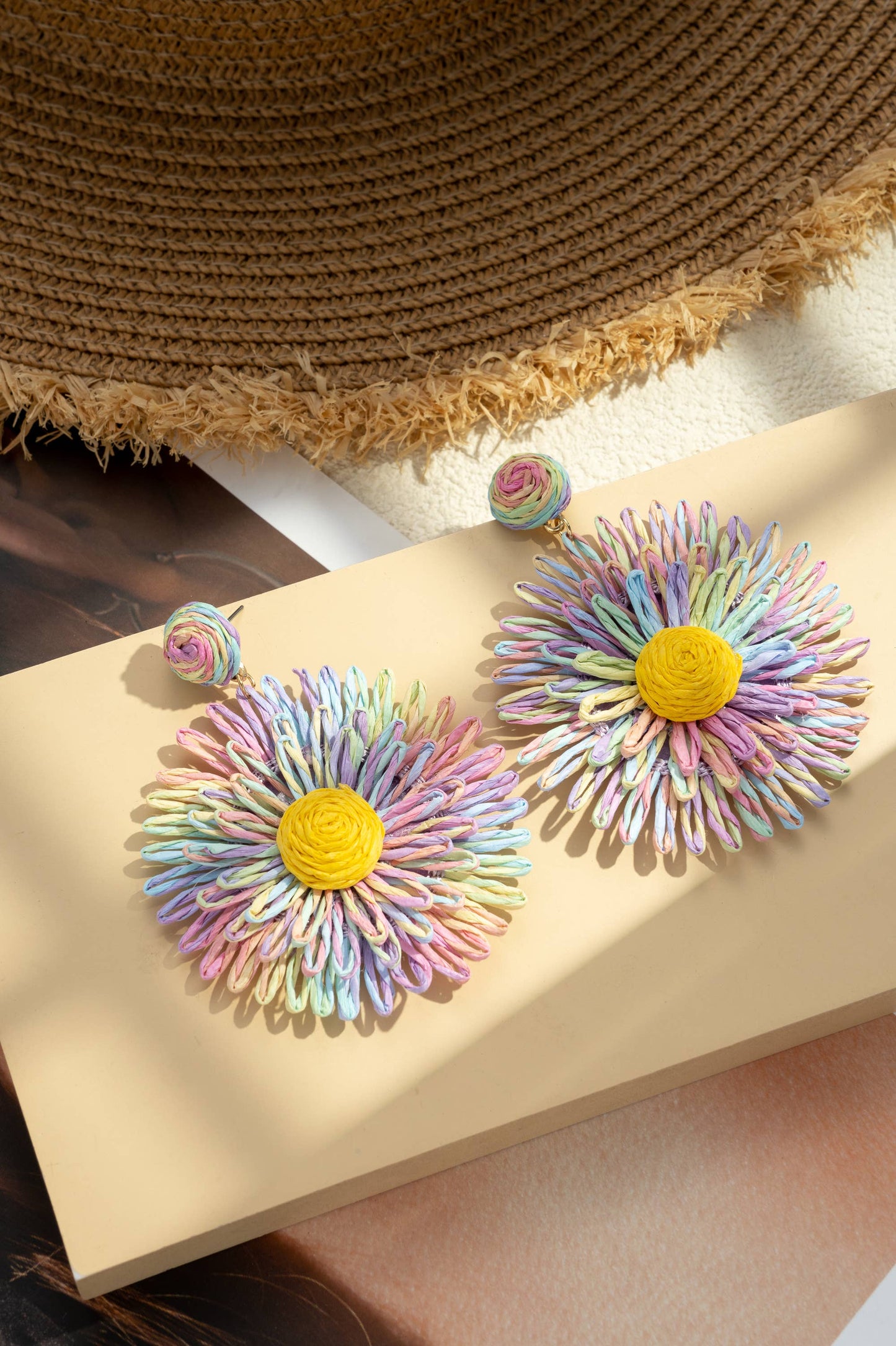 Confezione da 5 paia di orecchini a forma di fiore colorati con perni in acciaio