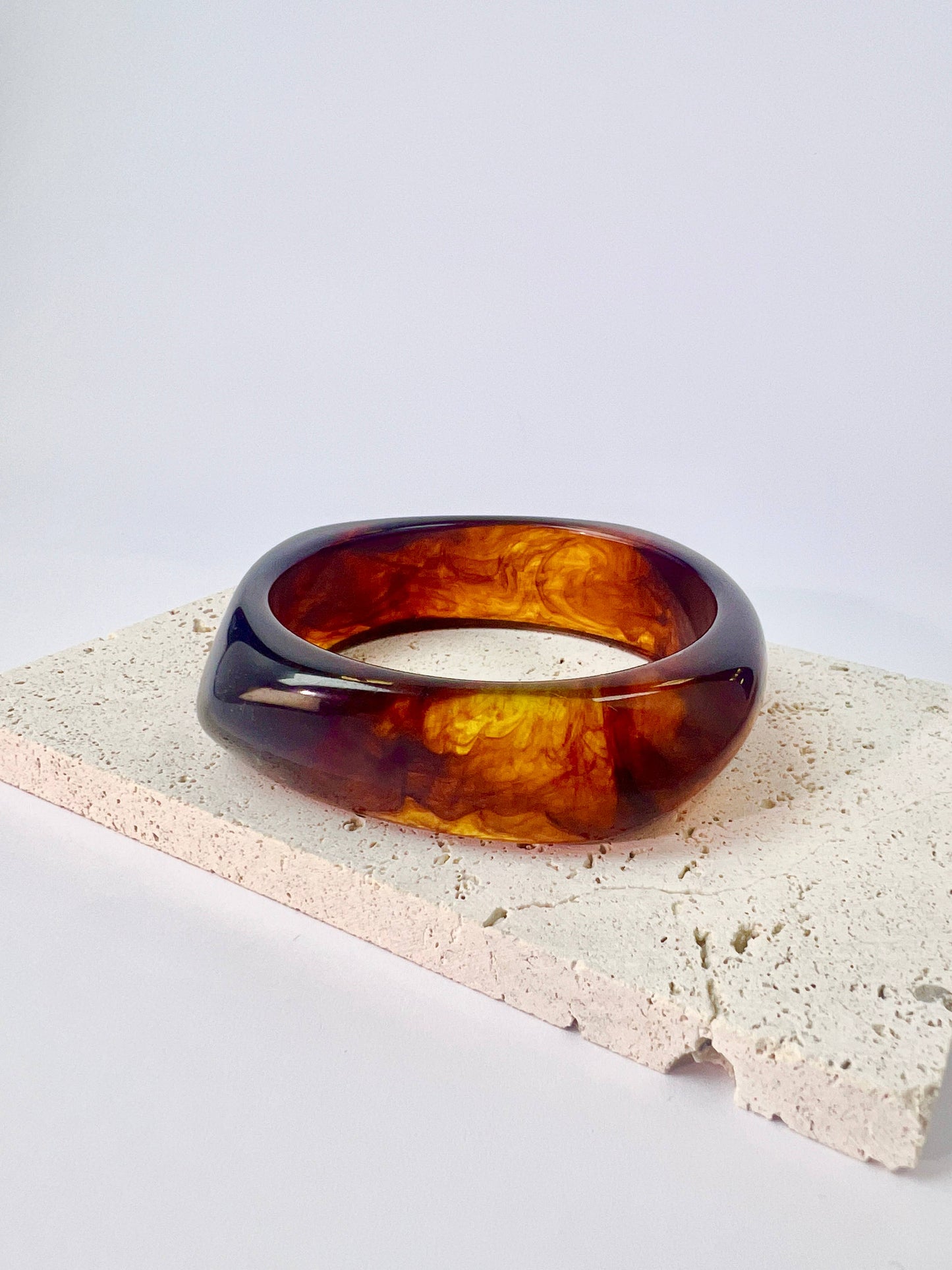 Bracciale rigido in resina alla moda