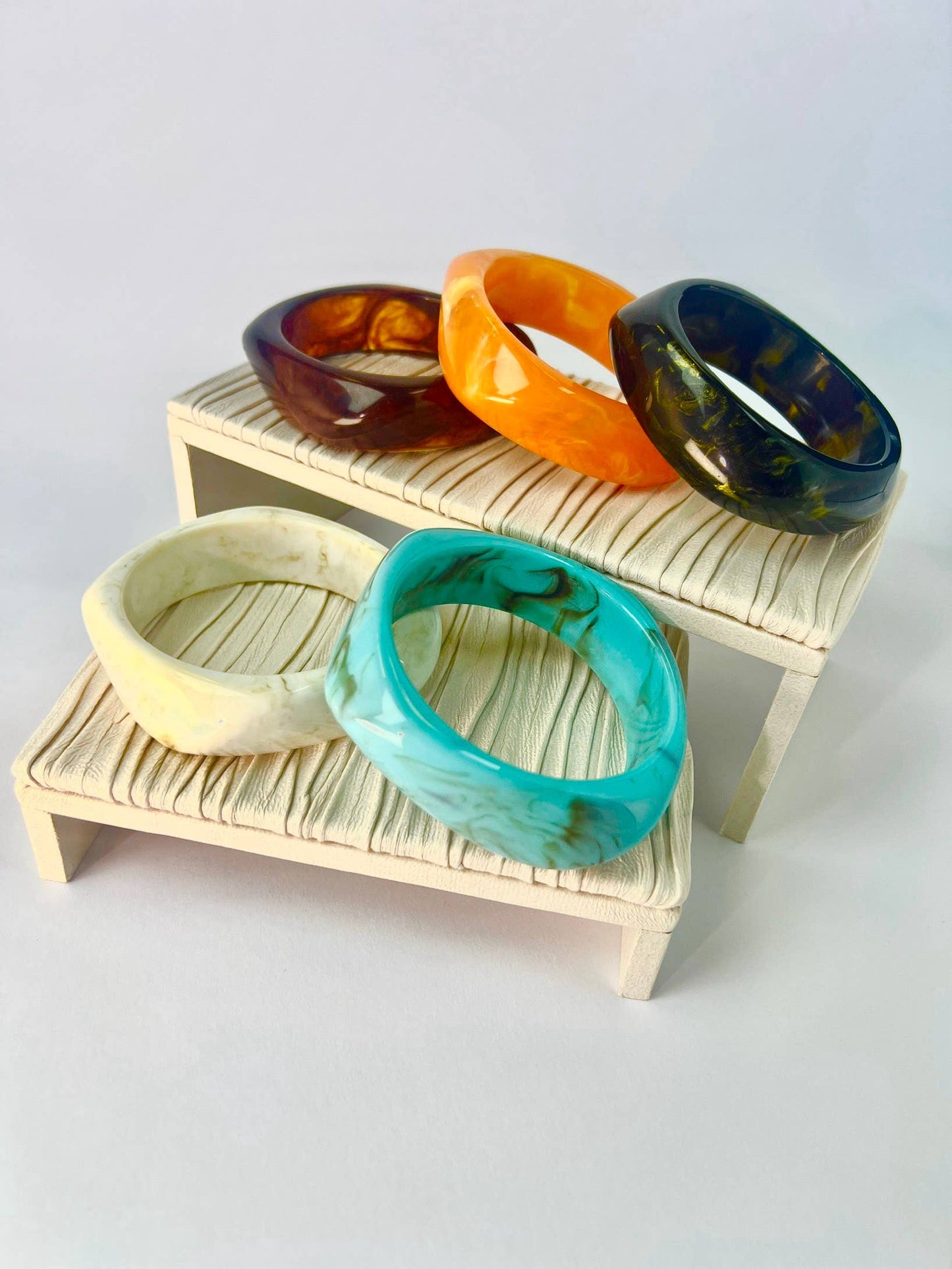 Bracciale rigido in resina alla moda