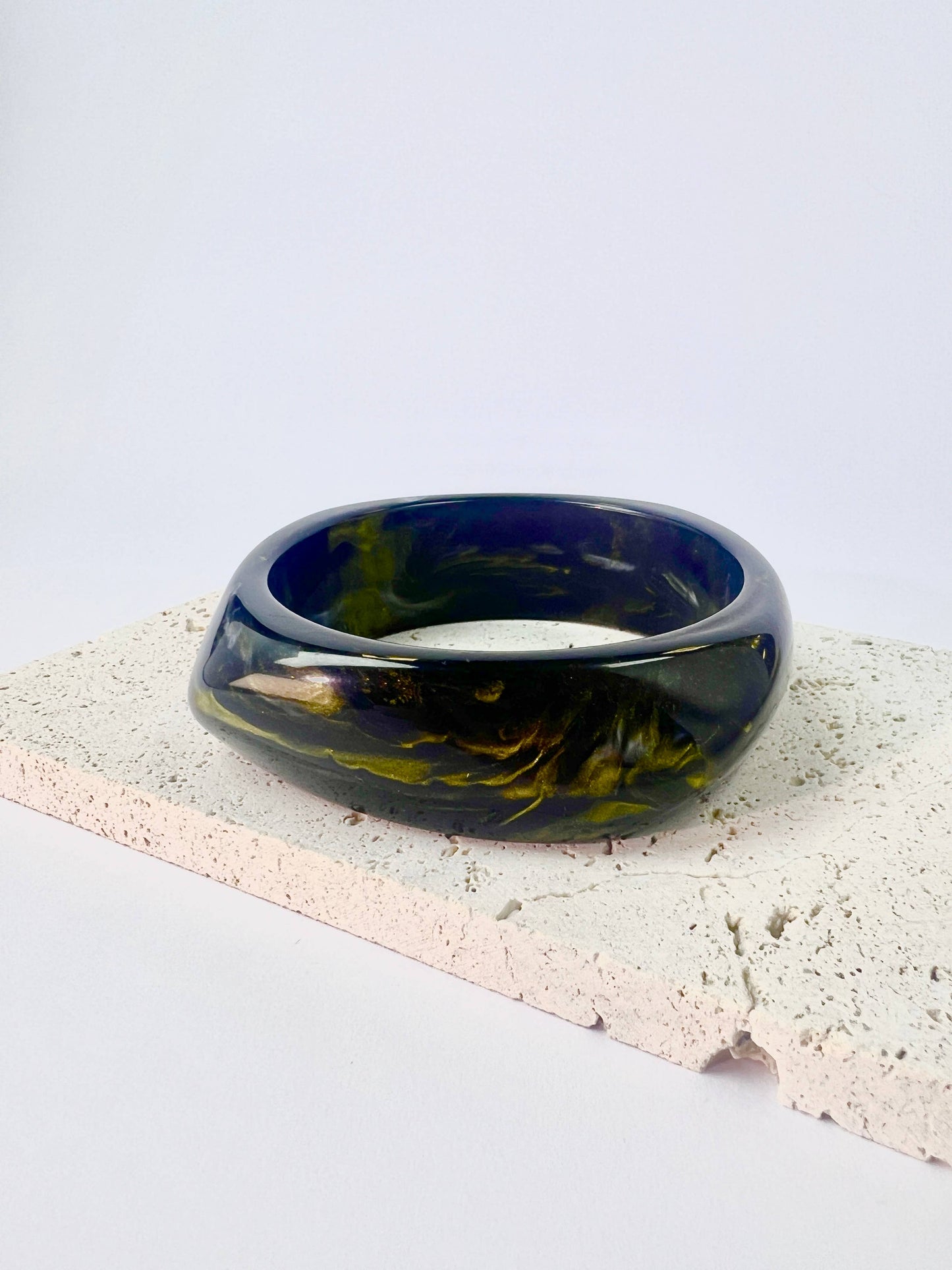 Bracciale rigido in resina alla moda