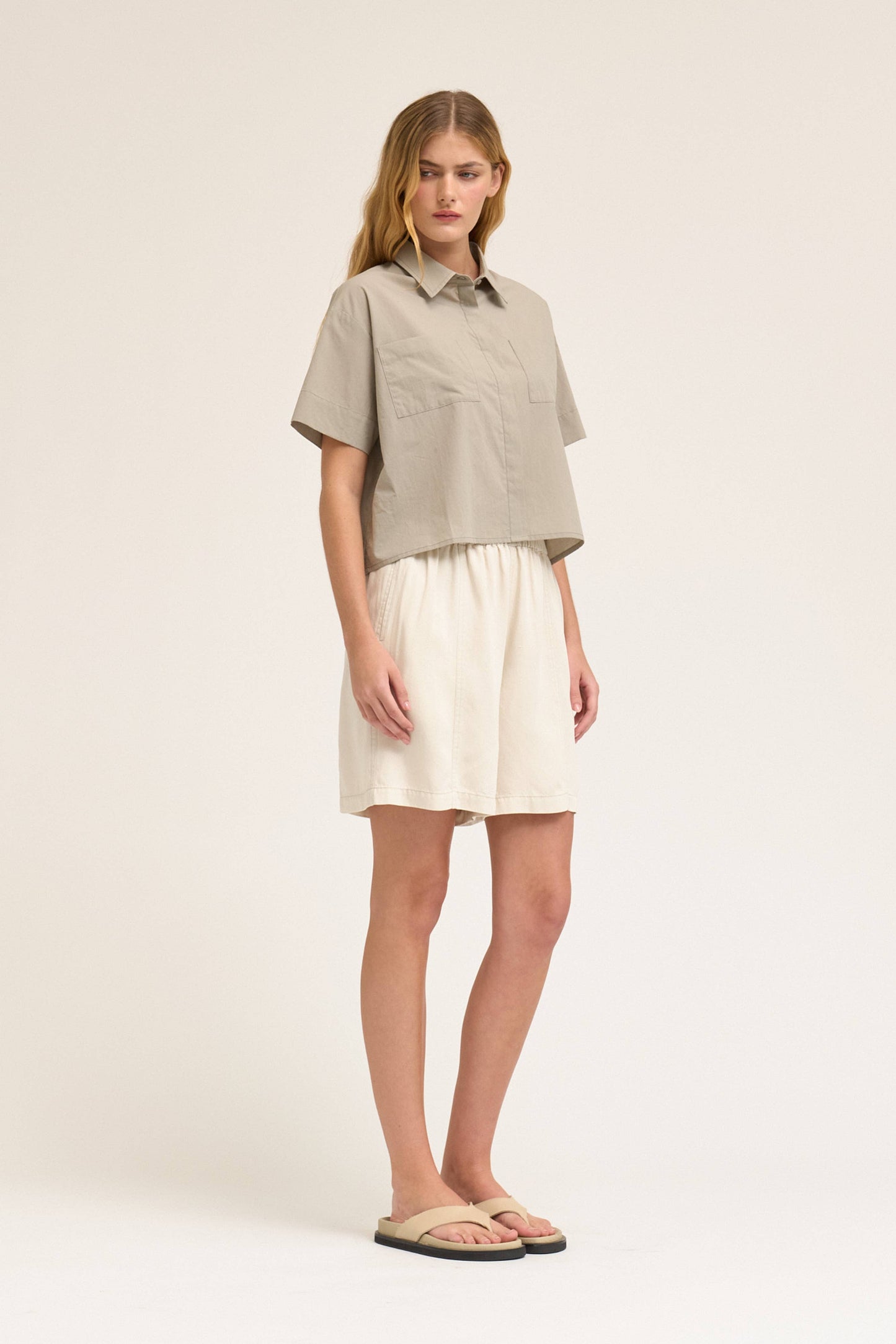 42277 - CAMICIA CORTA A MANICHE CORTE CON BOTTONI