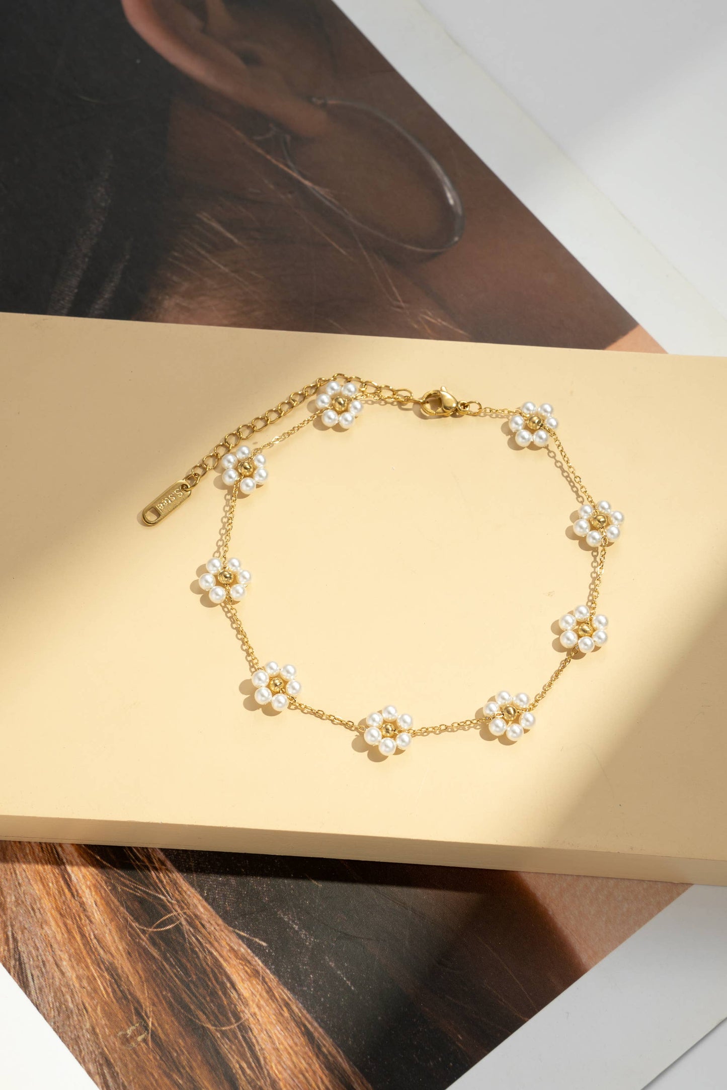 Confezione da 8 cavigliere con fiori dorati e perle colorate