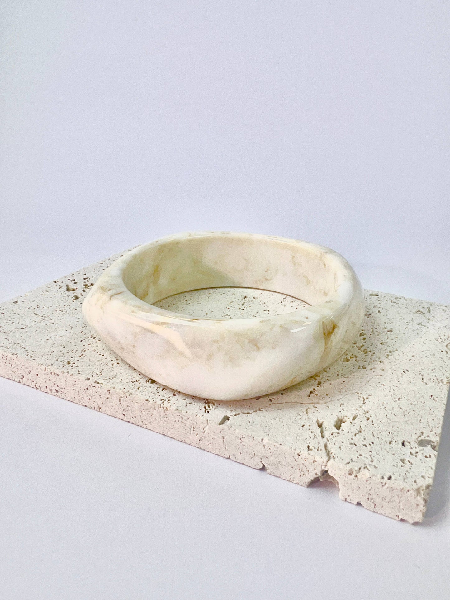 Bracciale rigido in resina alla moda
