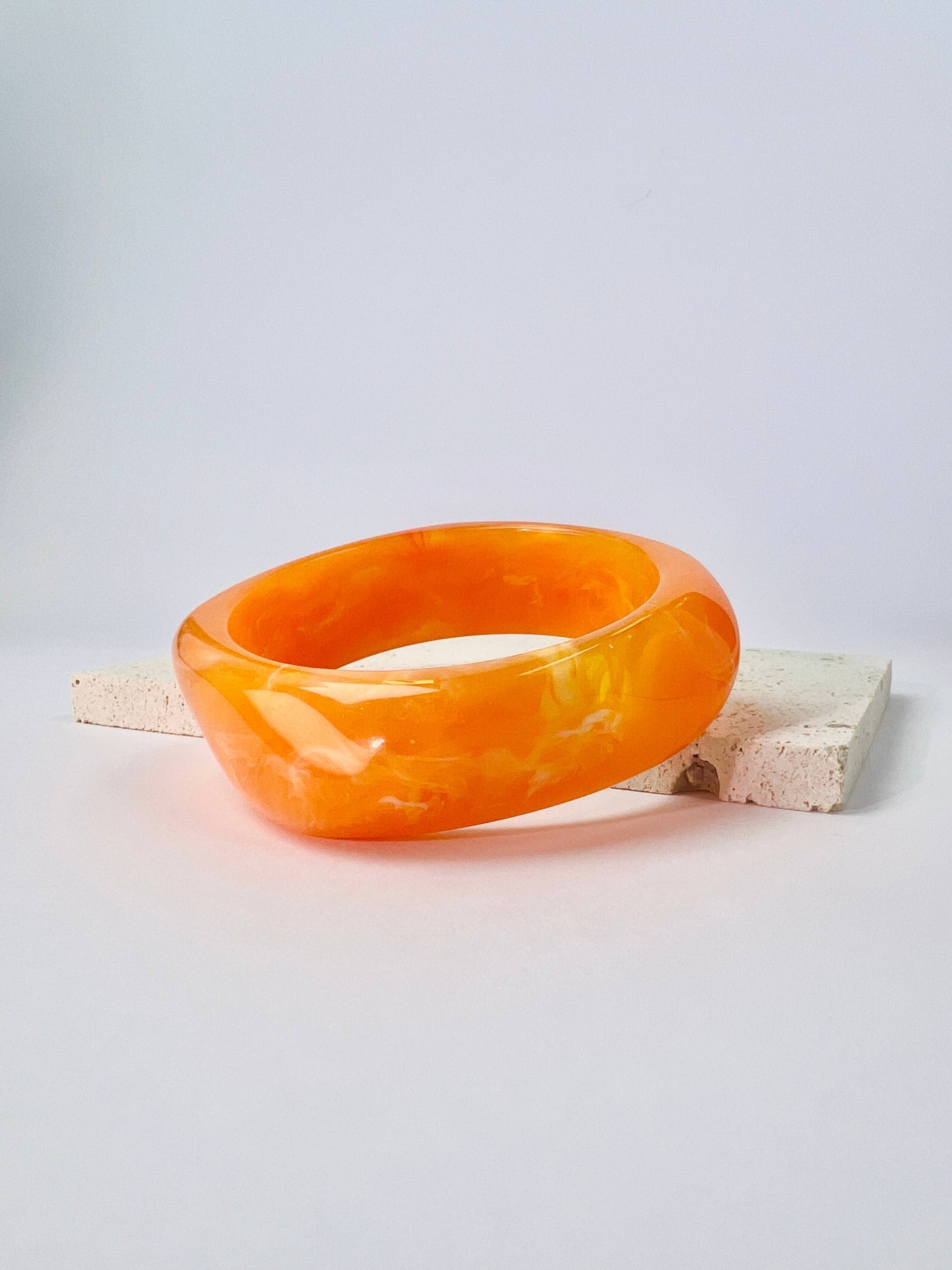 Bracciale rigido in resina alla moda