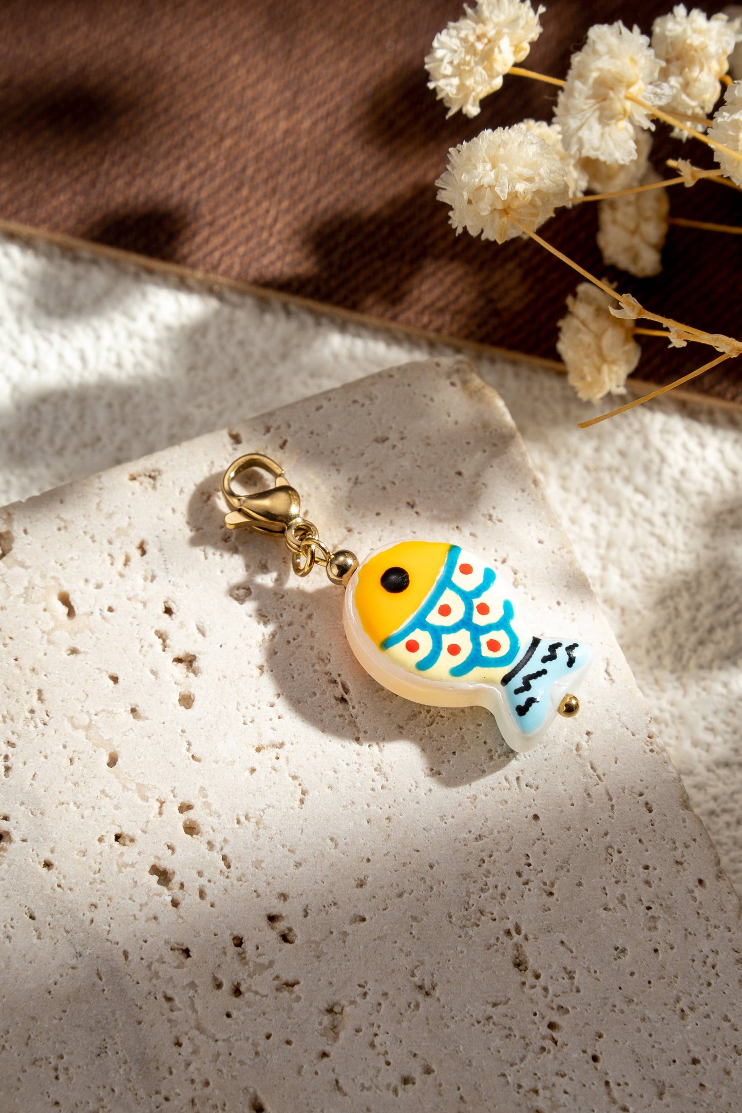 Lotto di 5 charms pesce colorati dorati smaltati estivi e carini