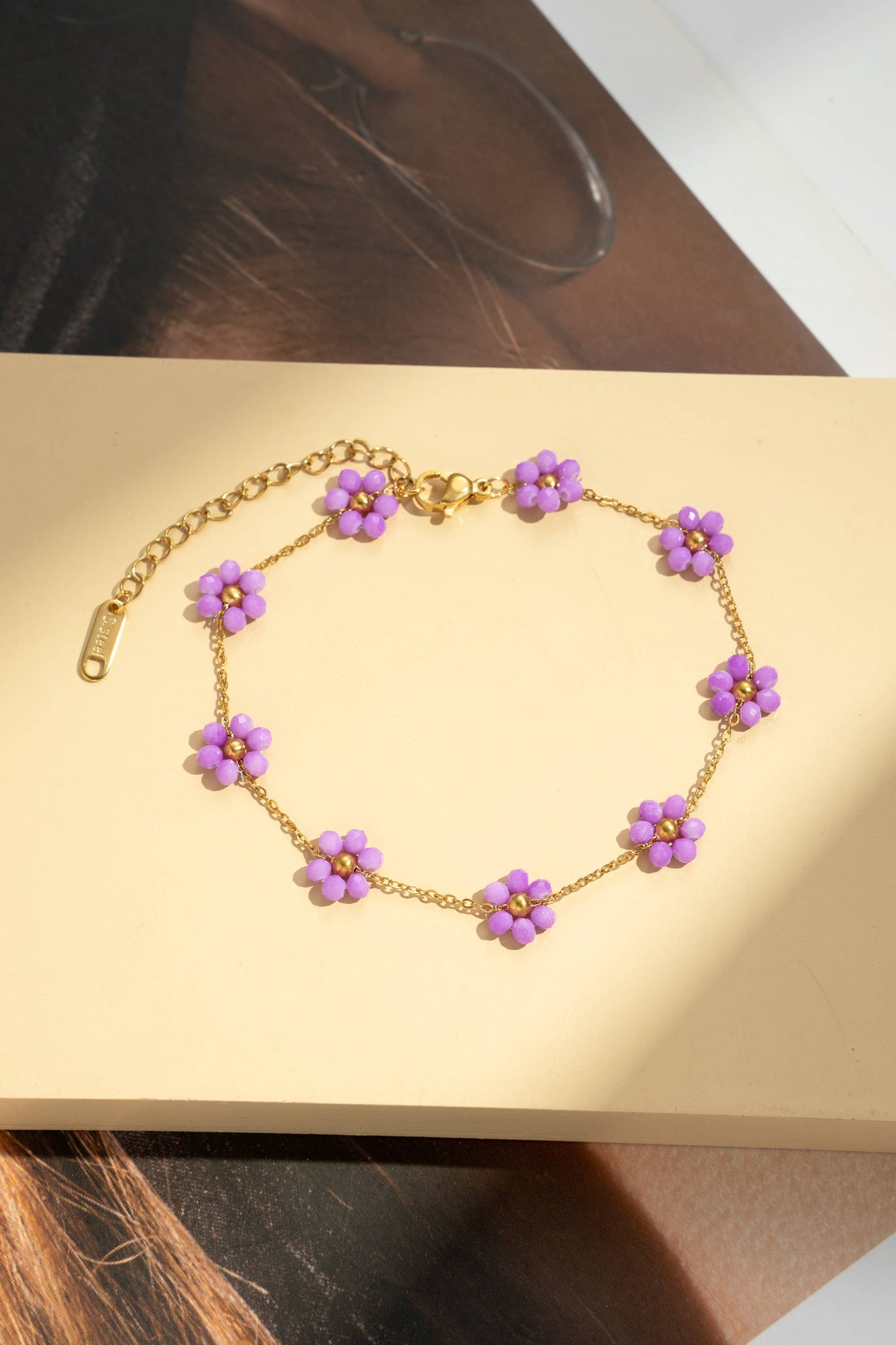Confezione da 8 cavigliere con fiori dorati e perle colorate