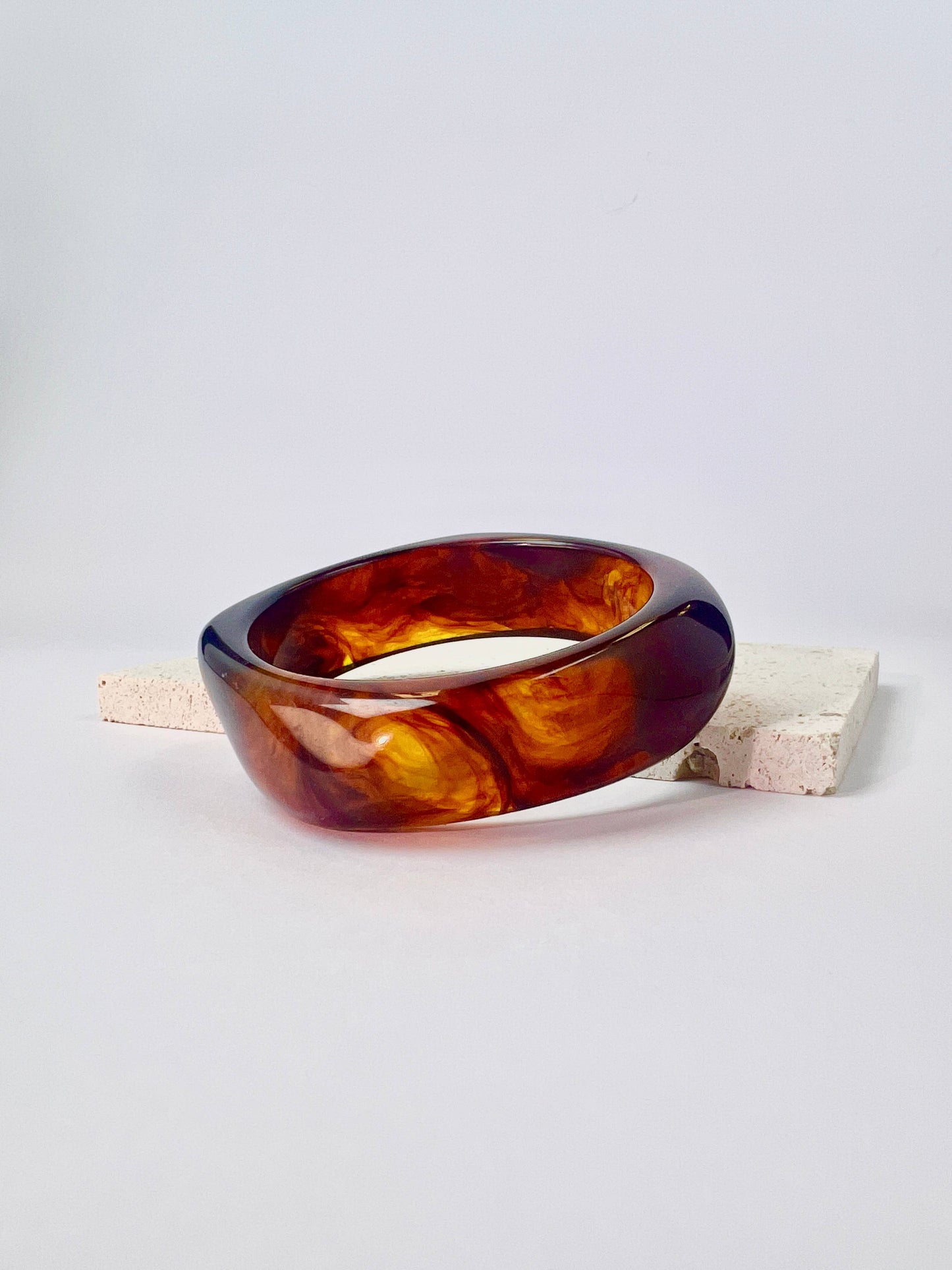Bracciale rigido in resina alla moda