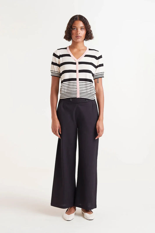 Pantaloni dritti con bottoni neri