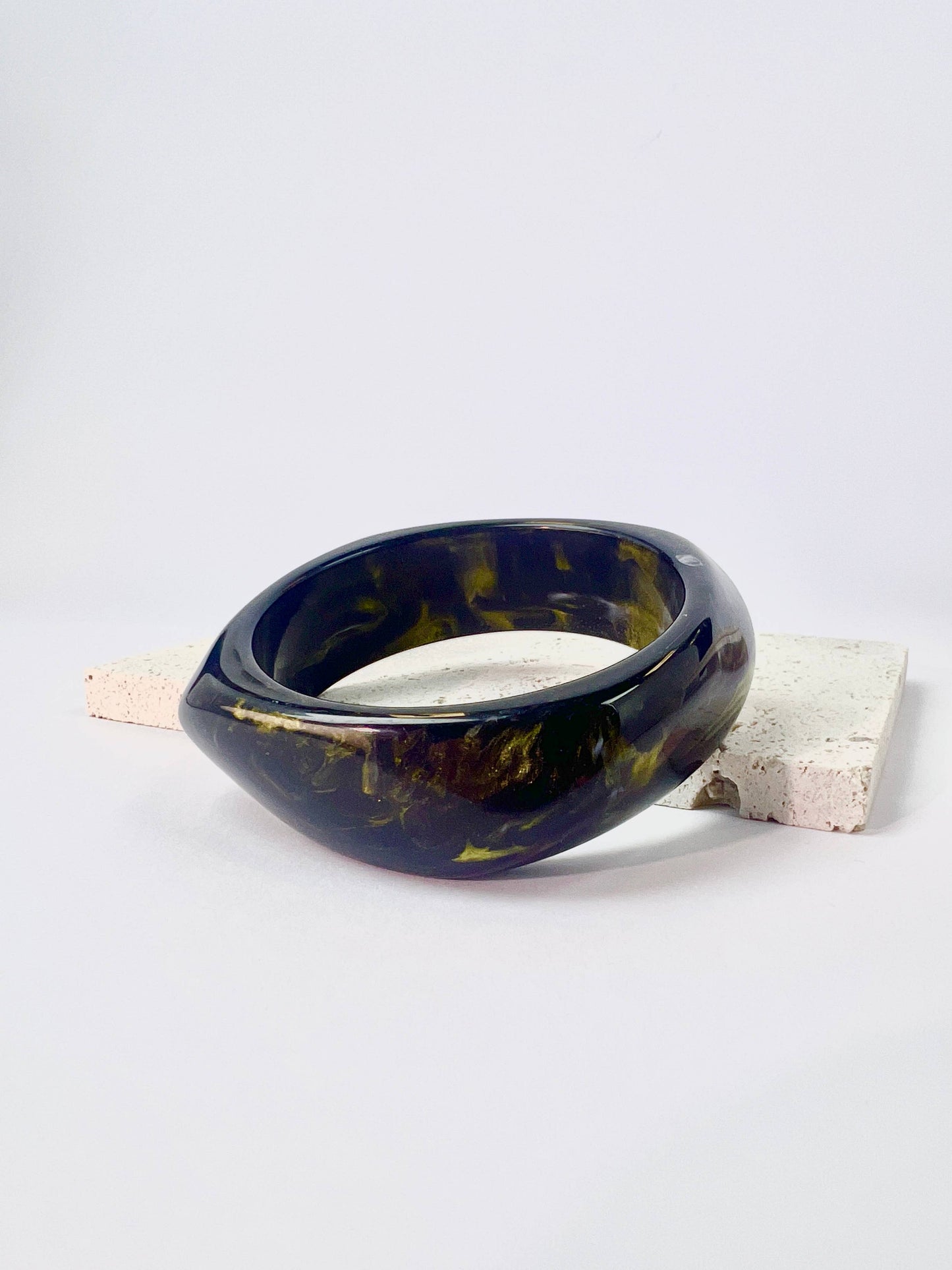 Bracciale rigido in resina alla moda