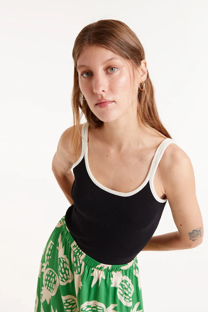 Top nero con spalline