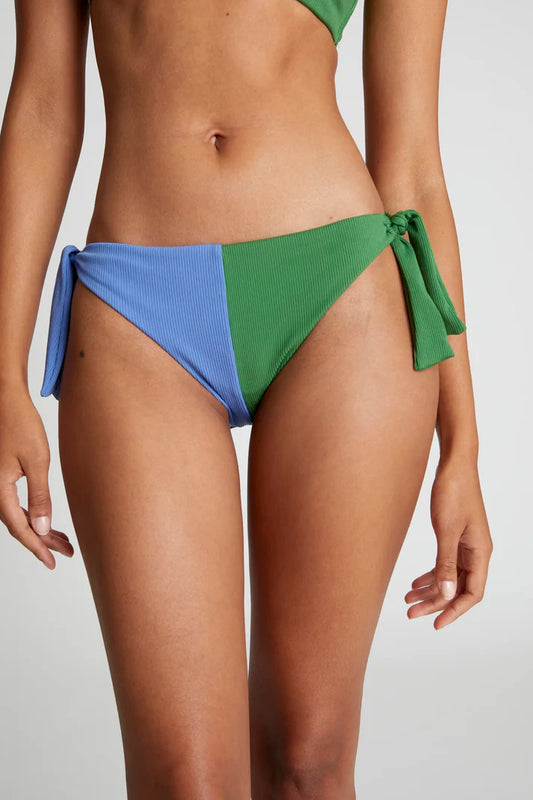 Slip bikini bicolore verde con fiocco