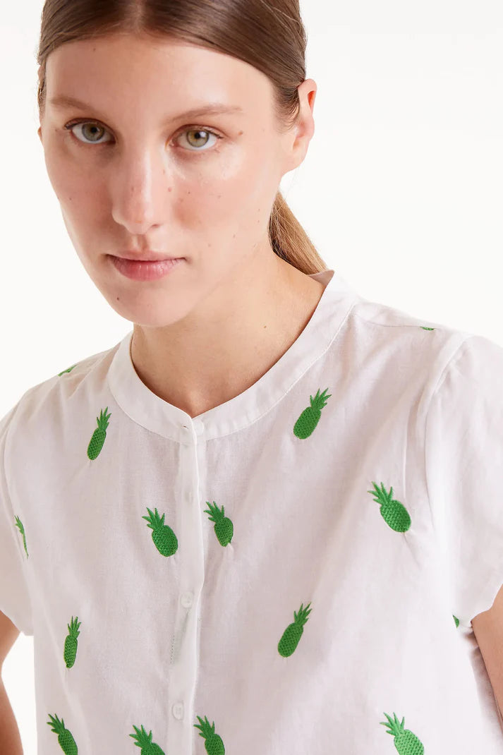Camicia bianca con collo alla coreana e motivo ananas