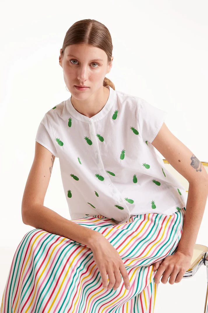 Camicia bianca con collo alla coreana e motivo ananas