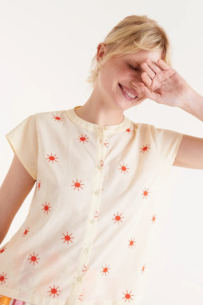 Camicia gialla con colletto alla coreana e soli ricamati