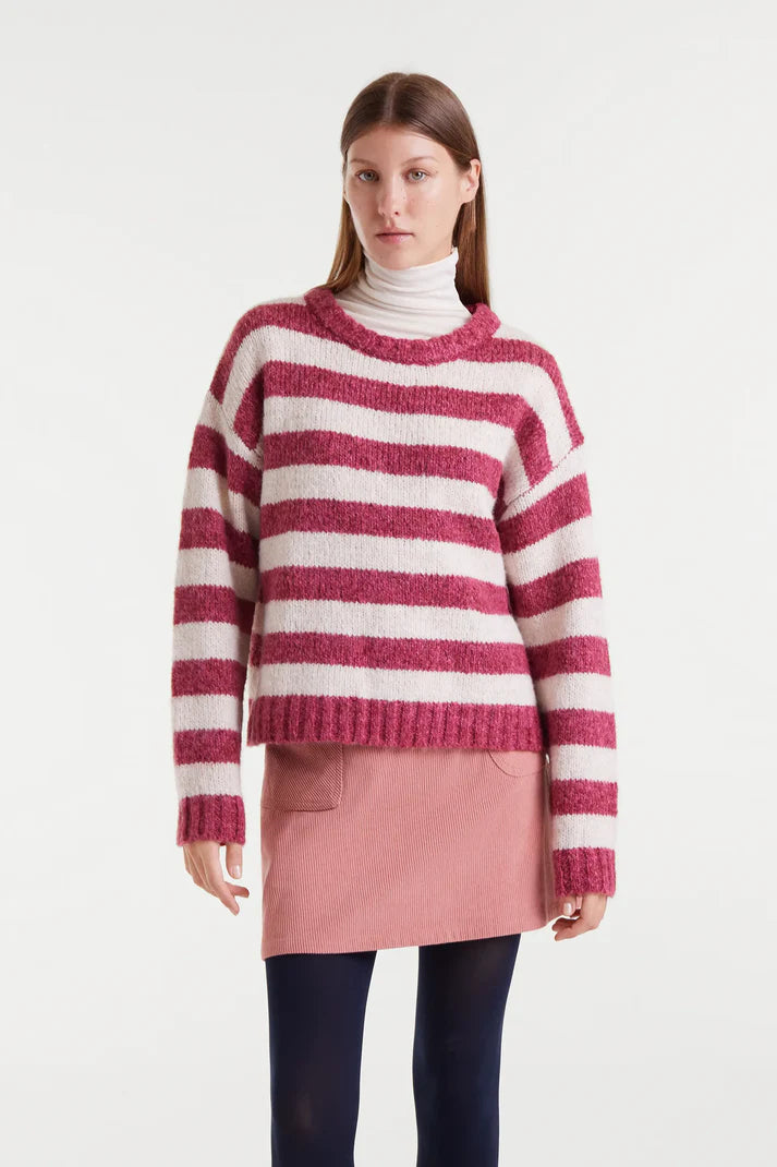 Maglione lavorato a maglia con righe bianche e fucsia