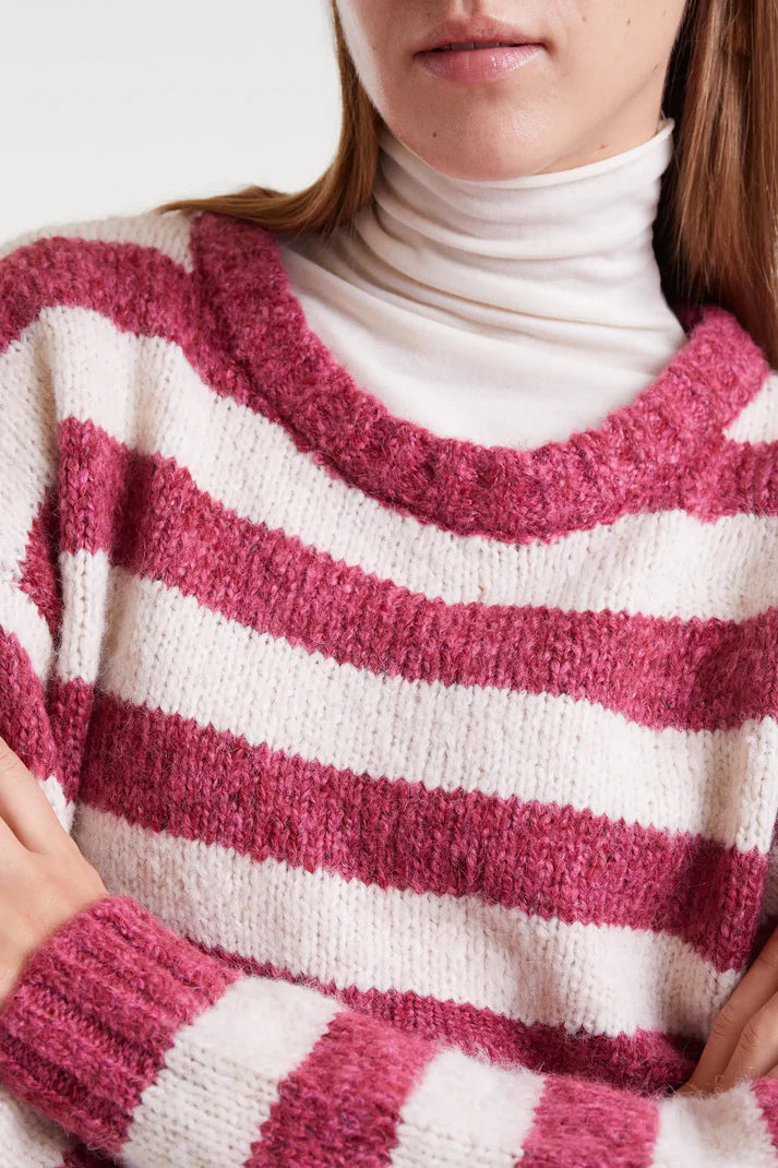 Maglione lavorato a maglia con righe bianche e fucsia