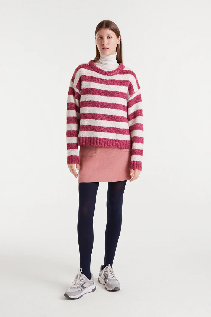 Maglione lavorato a maglia con righe bianche e fucsia