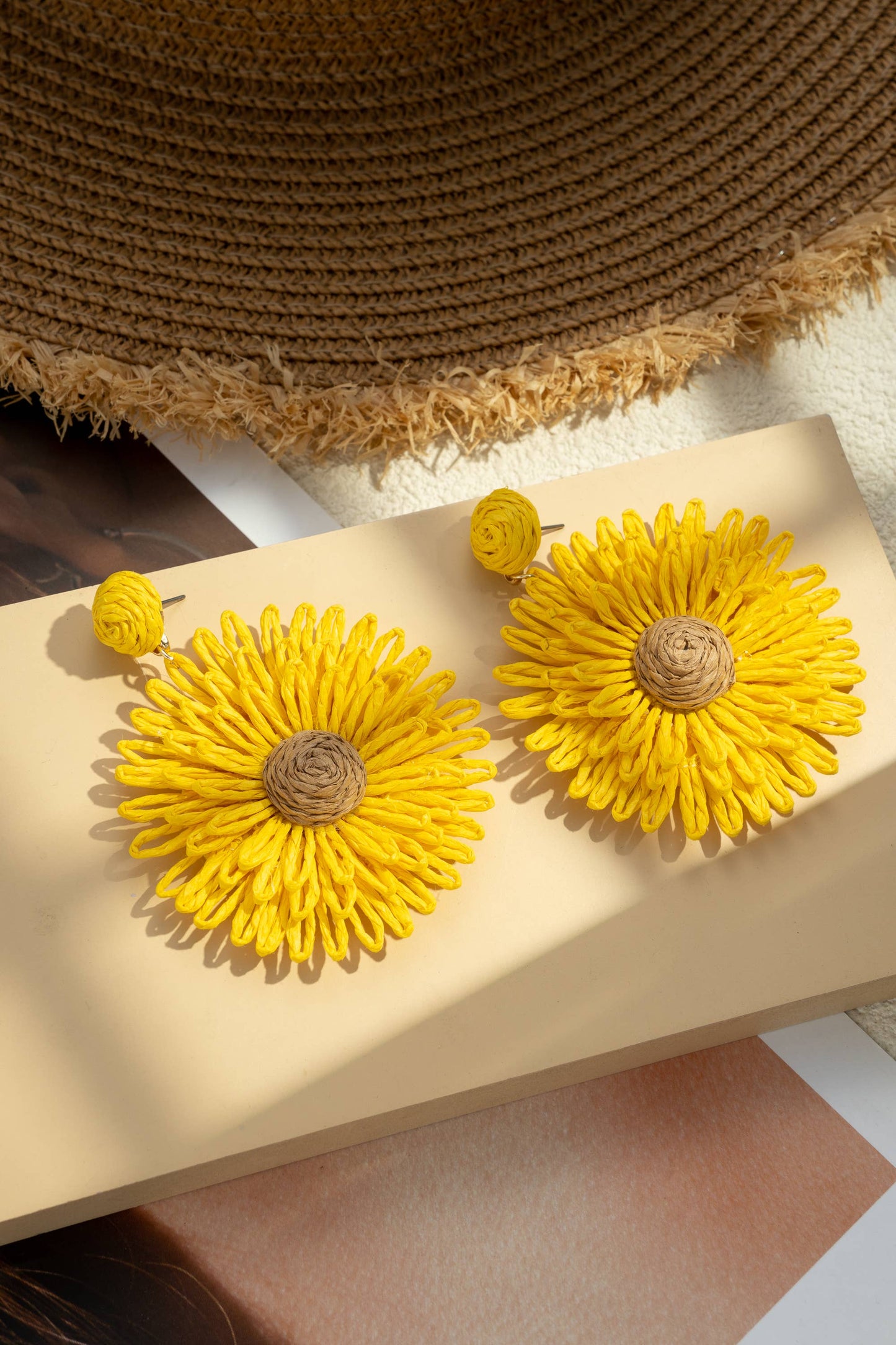 Confezione da 5 paia di orecchini a forma di fiore colorati con perni in acciaio