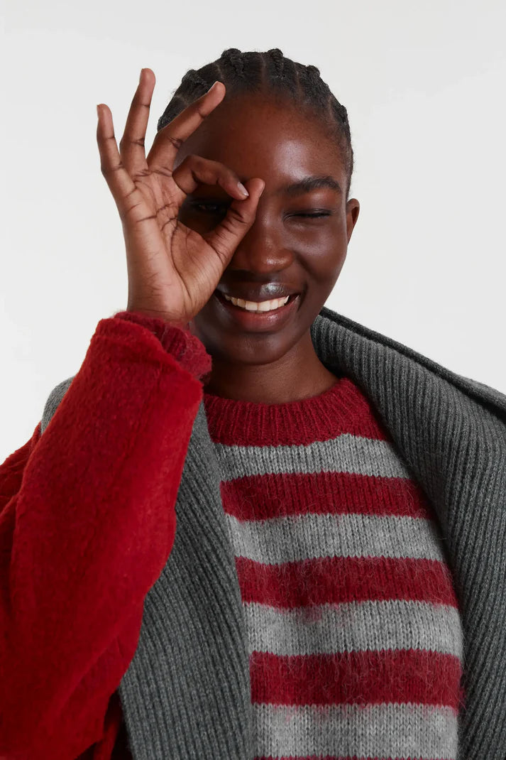 Maglione lavorato a maglia a righe grigie