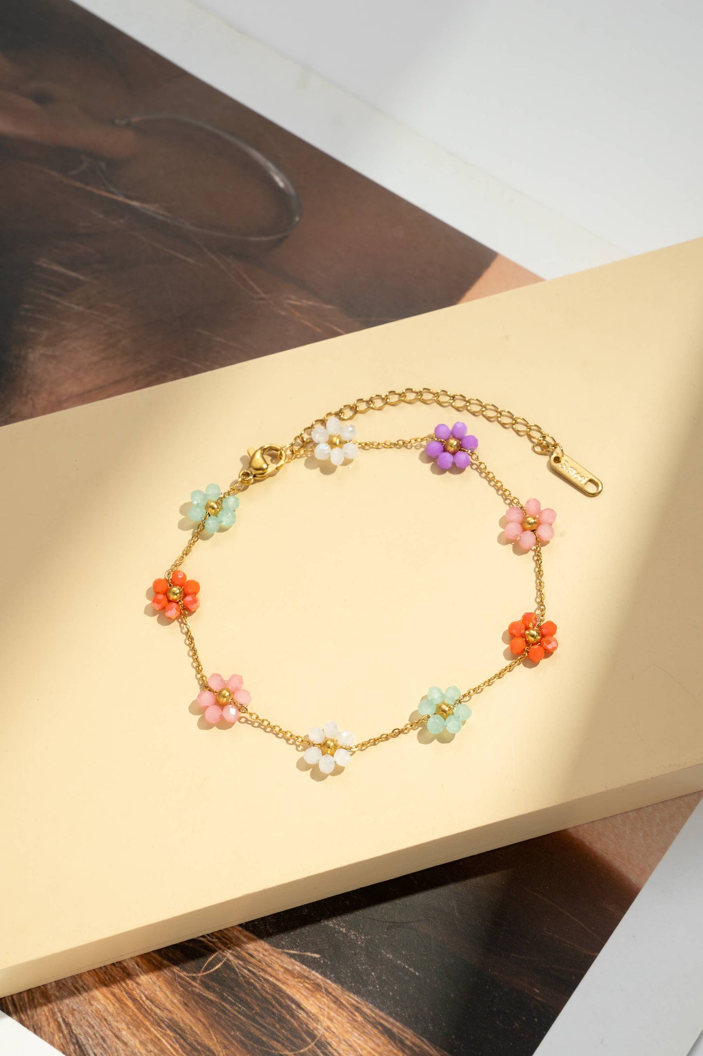 Confezione da 8 cavigliere con fiori dorati e perle colorate