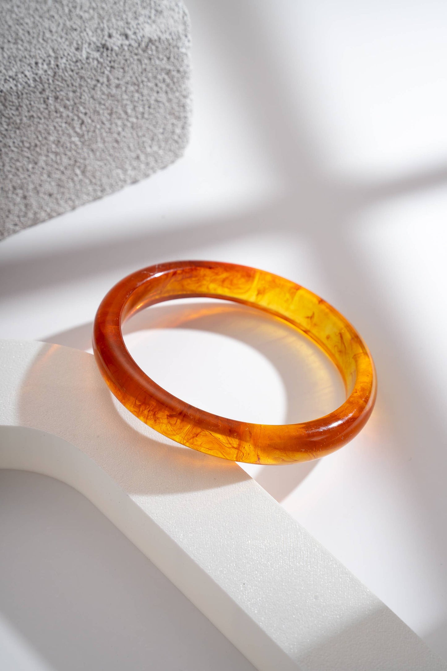 Bracciale Sottile in Resina Effetto Marmo — Bracciale Chic Leggero da Abbinare